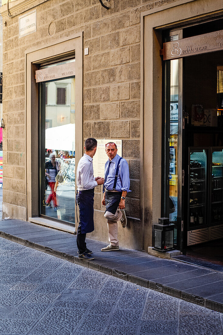 Strassen Szene zwischen zwei Kellnern in der Altstadt von Florenz, Toskana, Italien, Europa