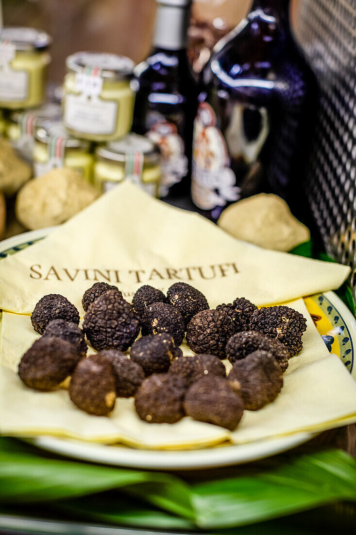 Trüffeln in Mercato Centrale - eine überdachte Markthalle in Florenz, Altstadt, Florenz, Toskana, Italien, Europa