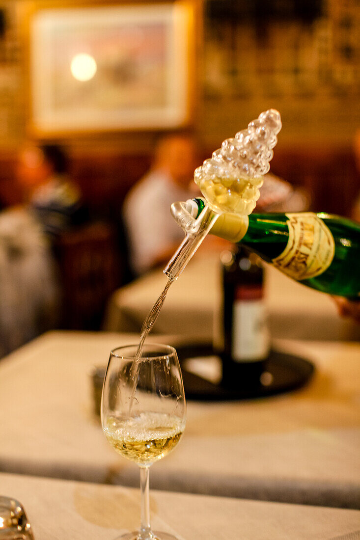 Weiß Wein in dem Etruria Restaurant, Volterra, Toskana Italien, Europa