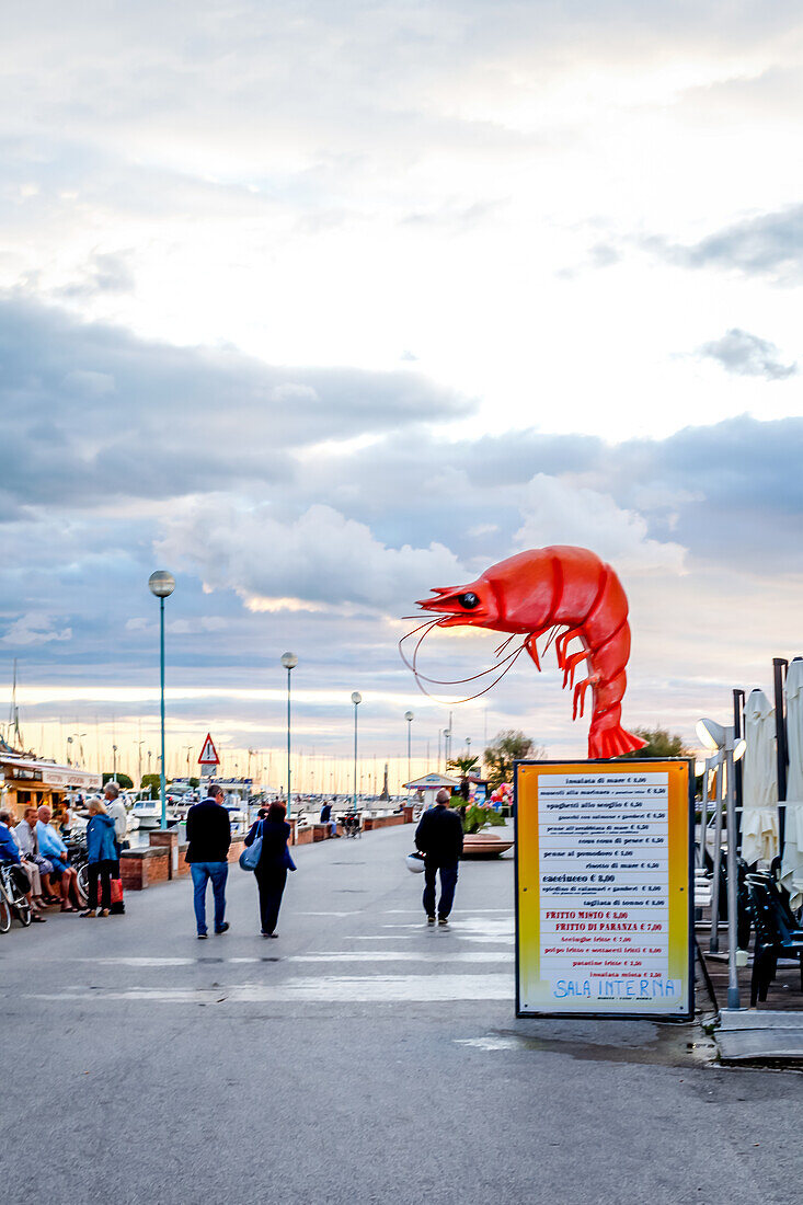 Ein rießen Garnelle-Schild an der Seepromenade in Viareggio, Toskana, Italien