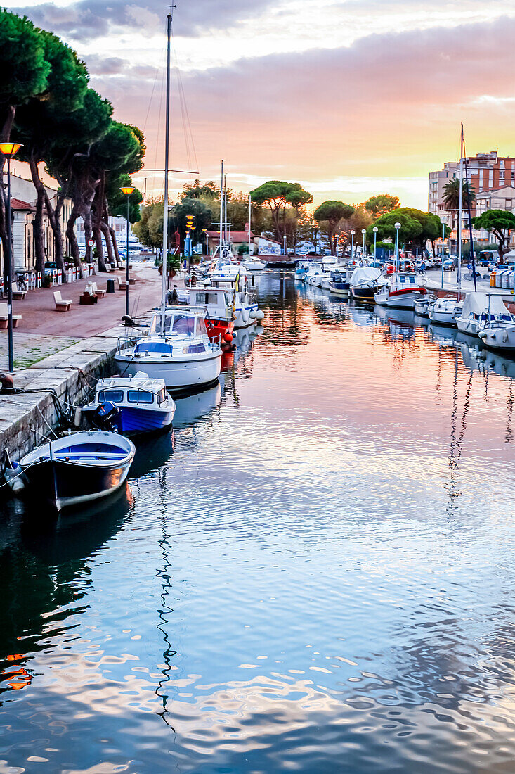 Burlamacco Kanal am Sonnenuntergang im Hafen  Viareggio, Toskana, Italien