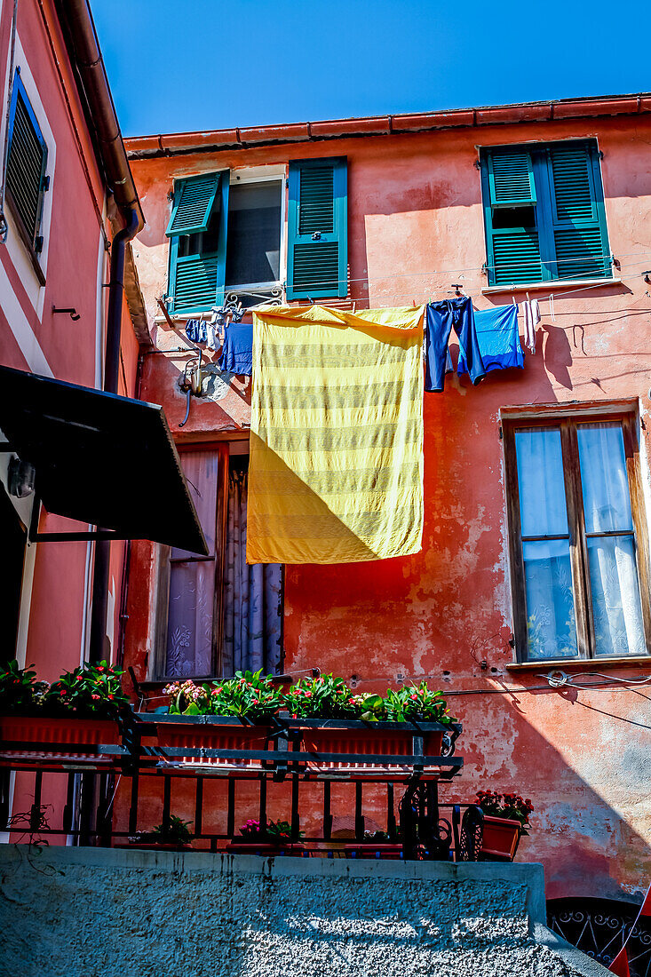 Die Wäsche hängt draußen in Monterosso al Mare, Cinque Terre, Ligurien, Italien, Europa