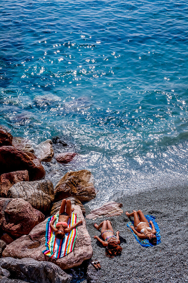 Touristen genießen die Sonne am Strand von Monterosso al Mare, Cinque Terre, Ligurien, Italien, Europa