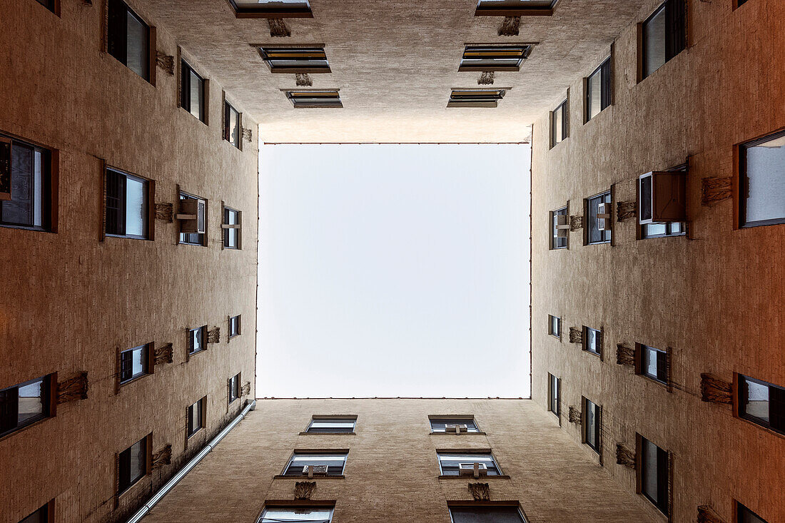 Symmetrischer Aufblick eines Wohngebäudes in Harlem, New York City, Vereinigte Staaten von Amerika, USA, Nordamerika