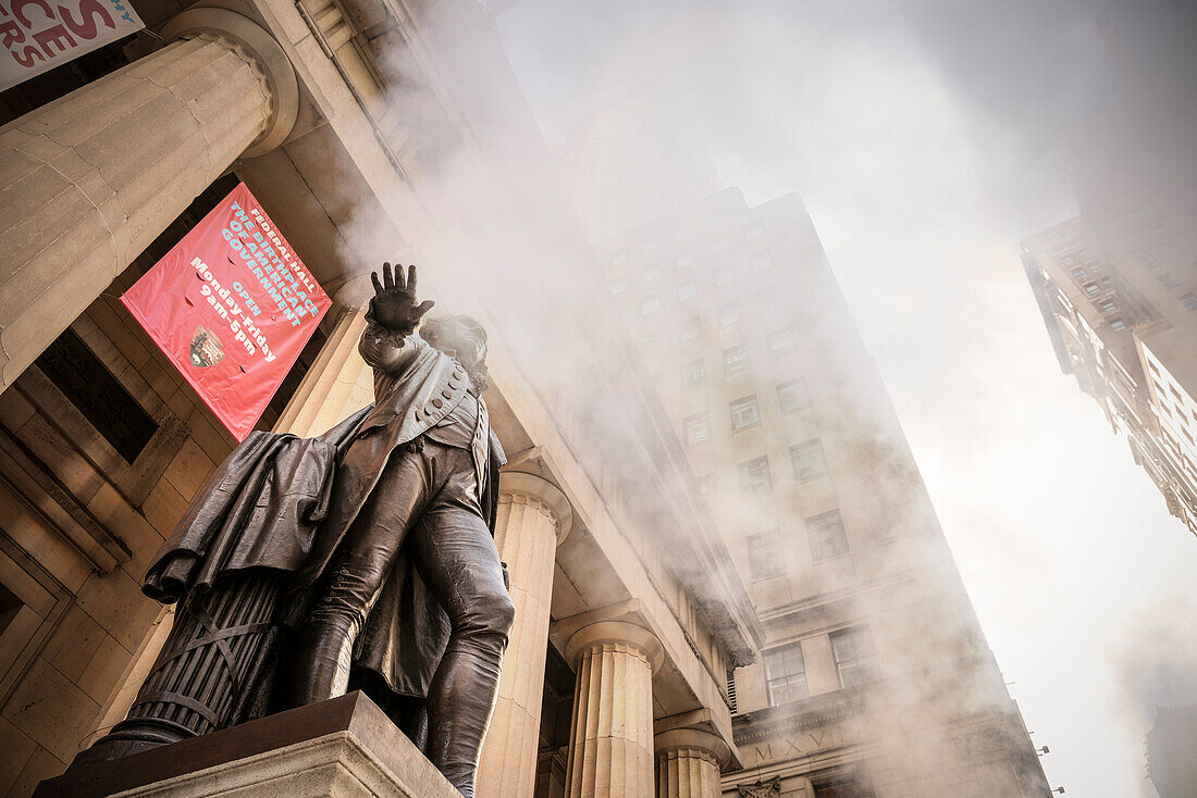 vernebelte George Washington Bronze Statue vor Federal Hall, Rauch aus dem Untergrund vernebelt die Wall Street, Manhattan, New York City, Vereinigte Staaten von Amerika, USA, Nordamerika