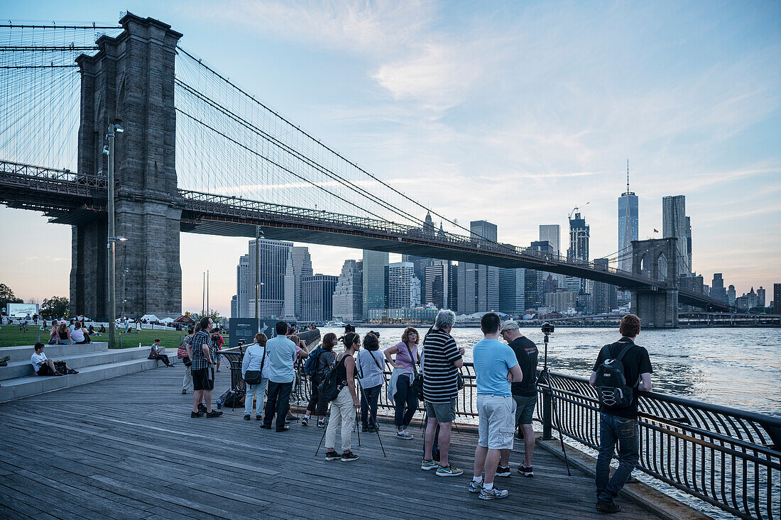 zahlreiche Fotografen mit Stativ fotografieren Brooklyn Bridge mit Blick auf die Skyline von Manhattan, Brooklyn, New York City, Vereinigte Staaten von Amerika, USA, Nordamerika