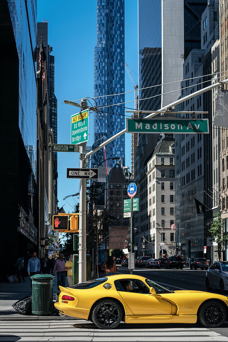 gelbe Dodge Viper fährt über Zebrastreifen in der Madison Avenue, Manhattan, New York City, Vereinigte Staaten von Amerika, USA, Nordamerika