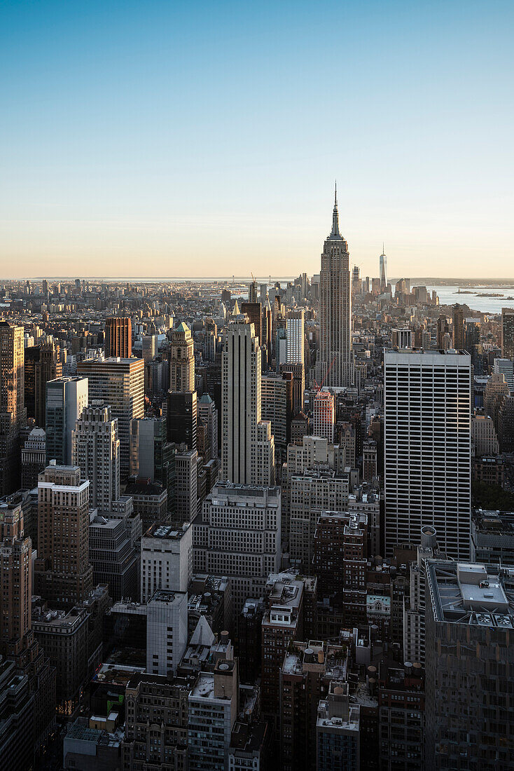 Top of the Rock Ausblick zum Empire State Building, ONE World Trade Center, Times Square und Liberty Island, Rockefeller Center, Manhattan, New York City, Vereinigte Staaten von Amerika, USA, Nordamerika