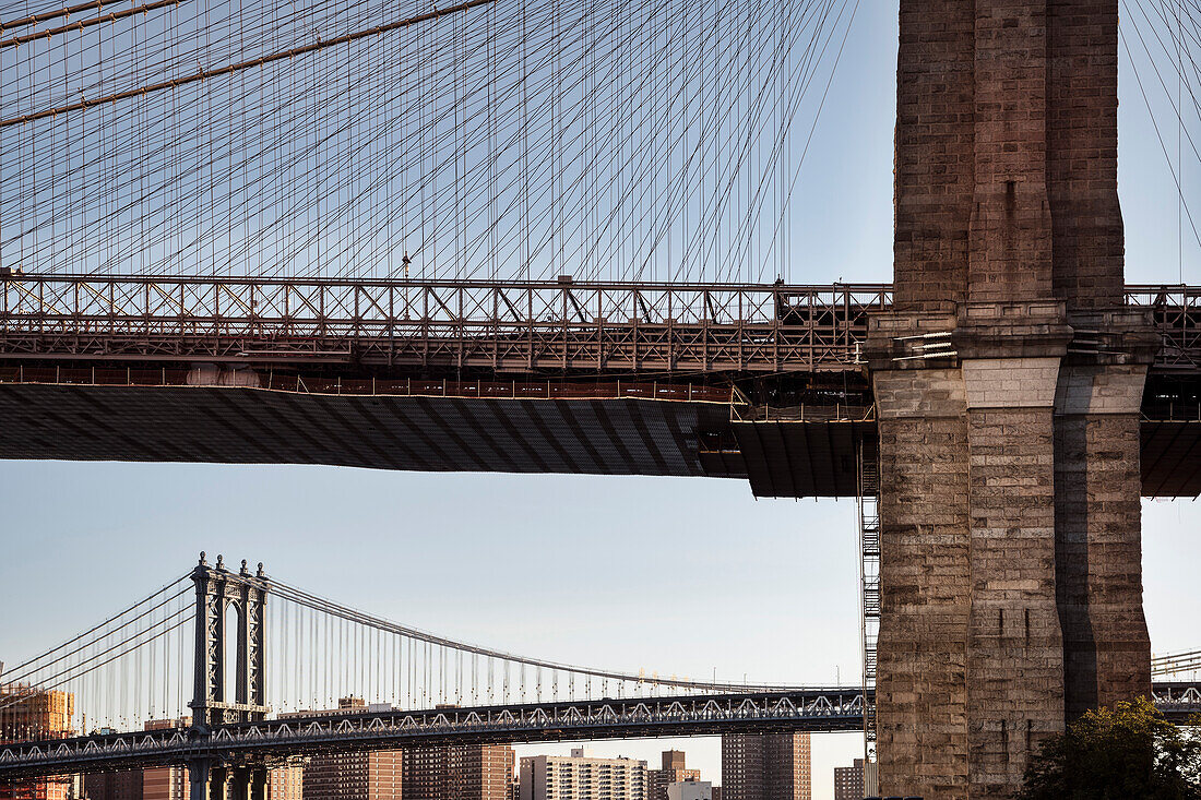 Im Vordergrund Brooklyn Bridge, dahinter Washington Bridge, East River, Brooklyn, New York City, Vereinigte Staaten von Amerika, USA, Nordamerika