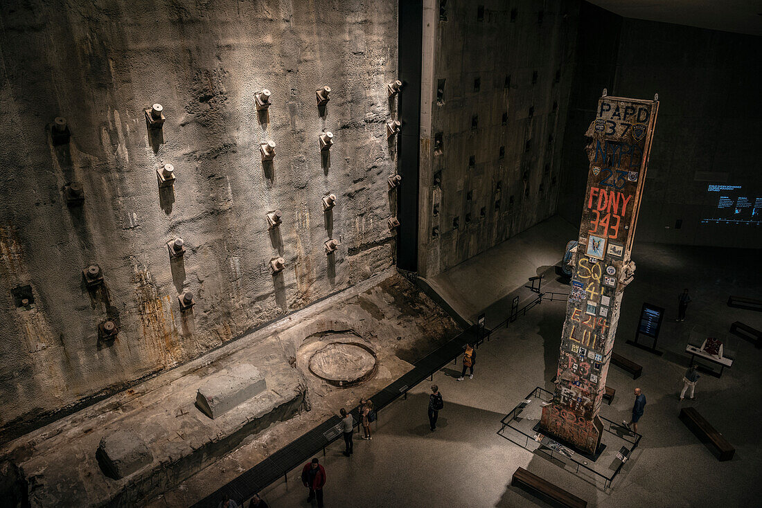 Fundament der ehemaligen Zwillingstürme des WTC, Exponate in Ausstellung im Museum 9/11 Gedenkstätte, Manhattan, New York City, Vereinigte Staaten von Amerika, USA, Nordamerika