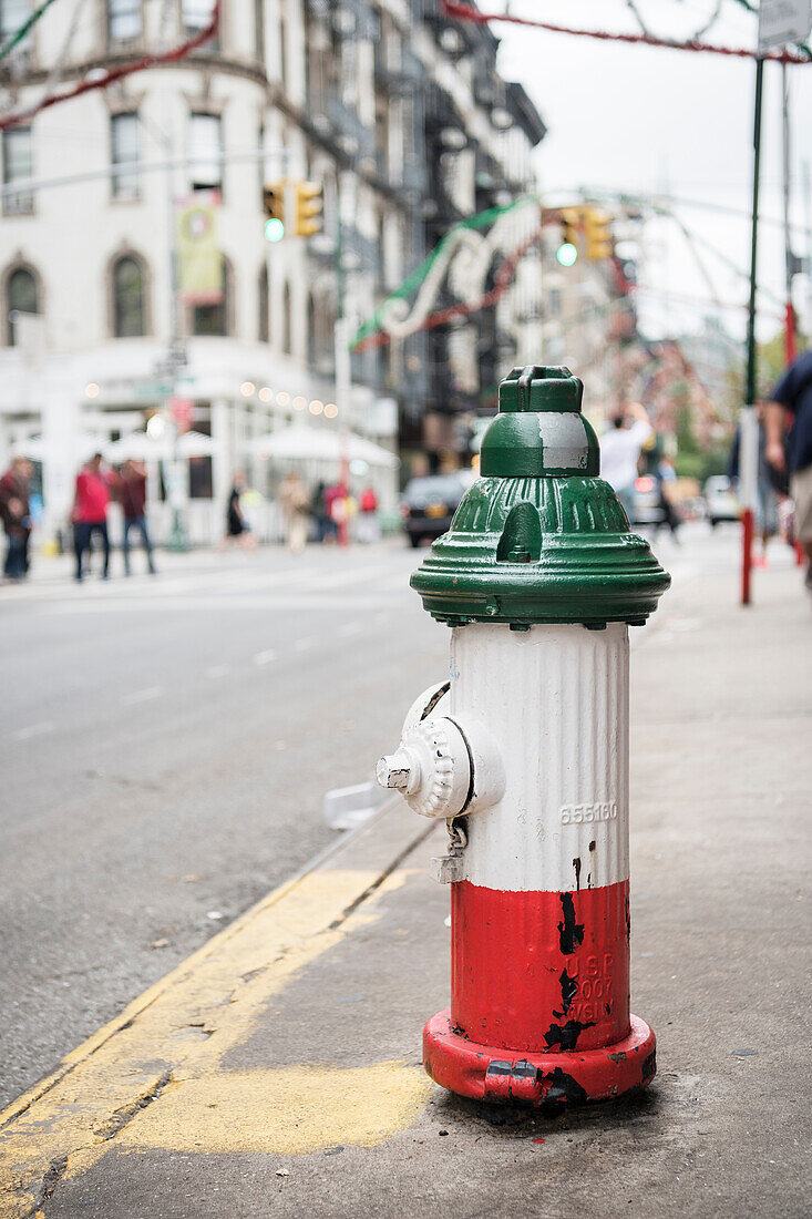 Hydrant bemalt in den italienischen Nationalfarben, Tricolore, Little Italy, Manhattan, New York City, Vereinigte Staaten von Amerika, USA, Nordamerika