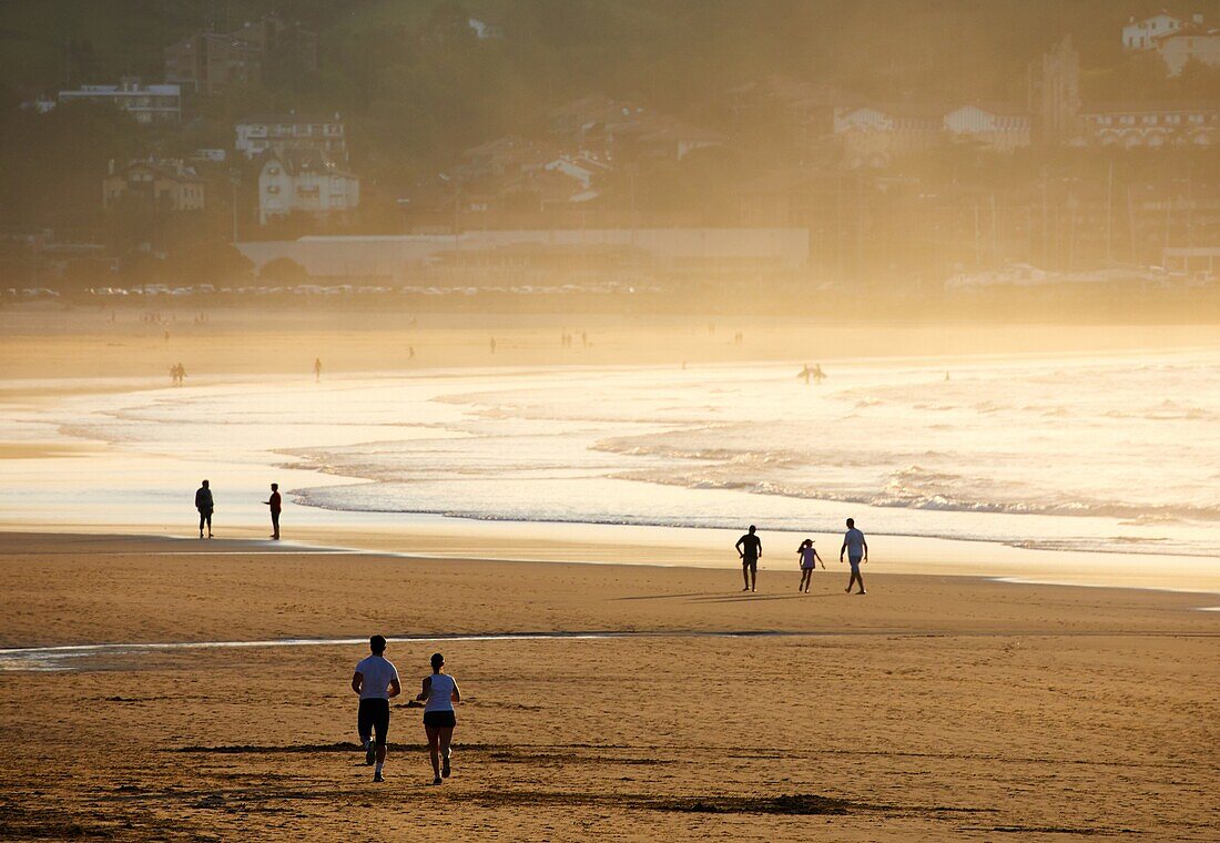 Laufen, Strand, Hendaye, Aquitanien, Pyrenäen Atlantiques, Frankreich