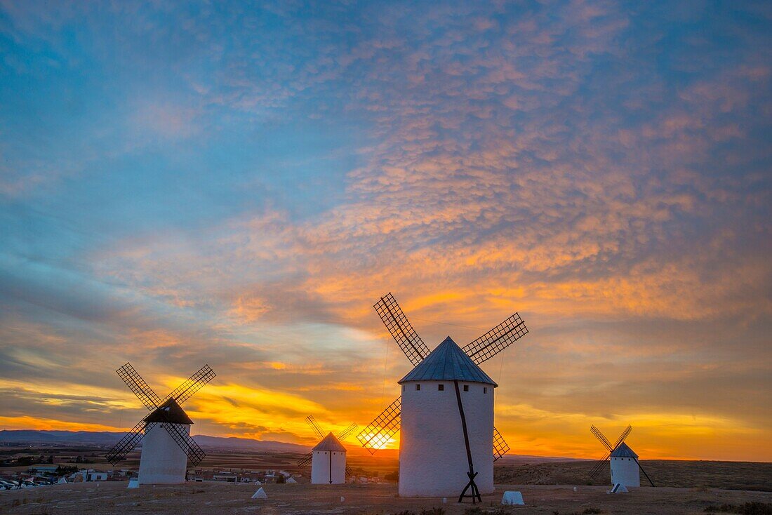 Windmühlen bei Sonnenuntergang. Campo de Criptana, Provinz Ciudad Real, Kastilien-La Mancha, Spanien.