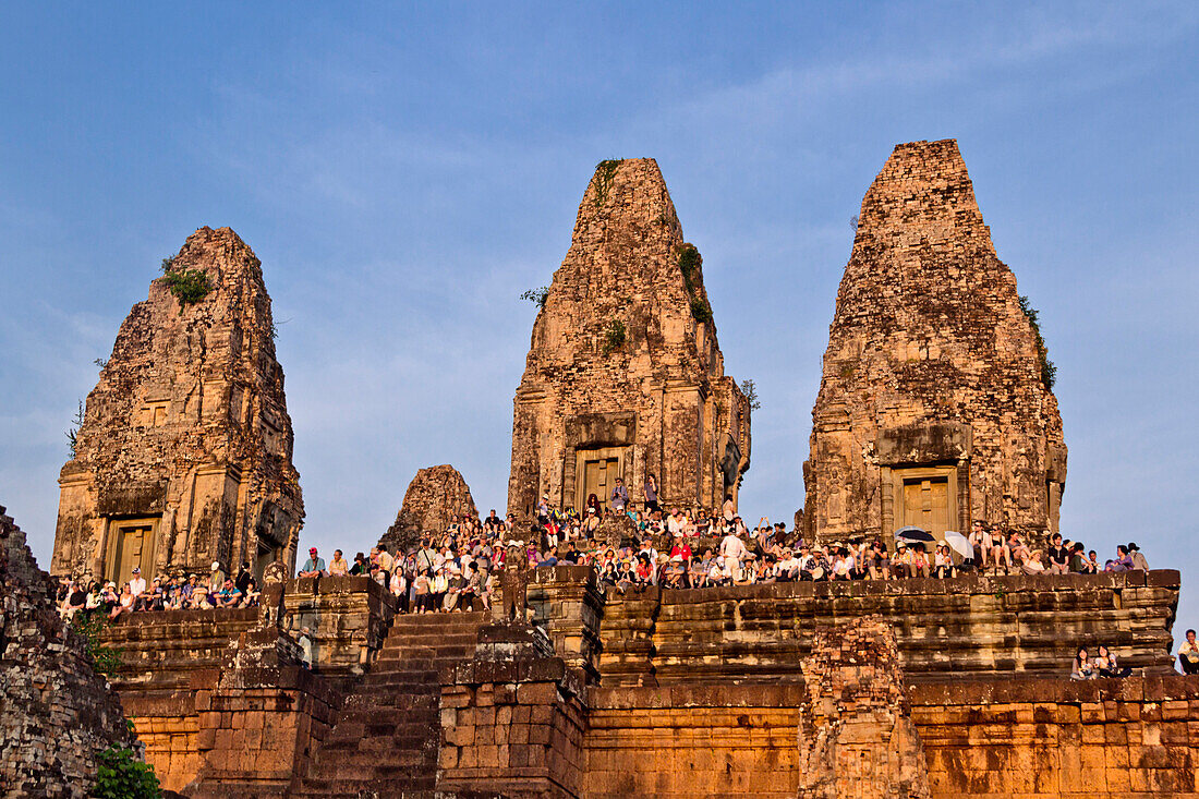 Touristen auf dem Pre Rup Tempel bei Sonnenuntergang , Angor, Kambodscha