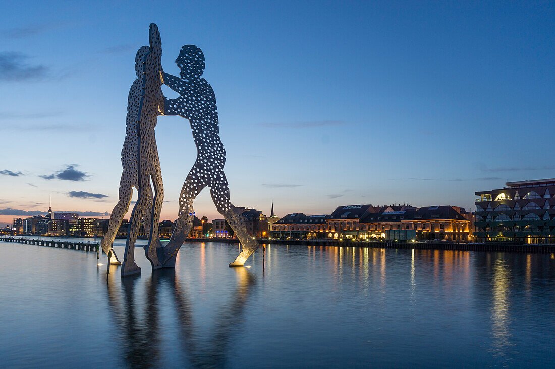 Molecule Man, Metallfigur in der Spree, Friedrichshain, Berlin, Deutschland, Europa