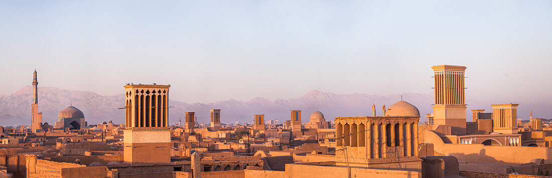 Panorama der Wüstenstadt Yazd, Iran, Asien