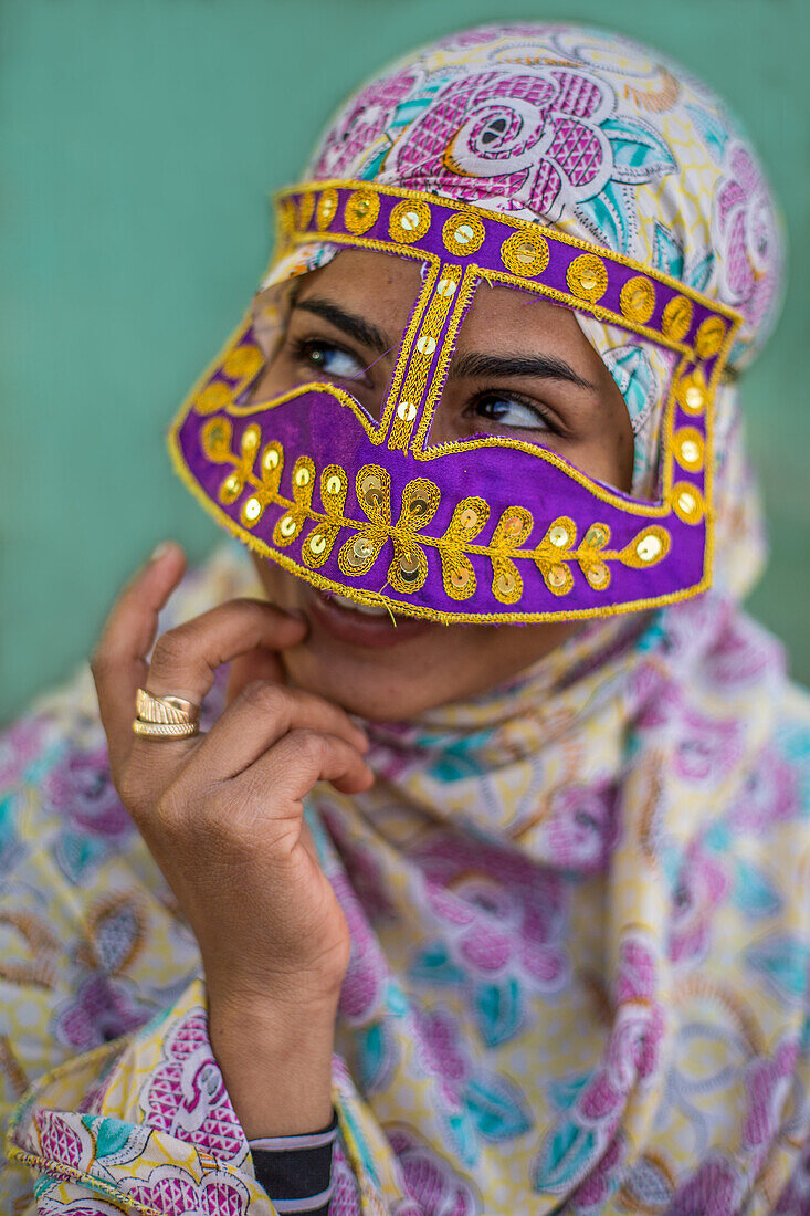 Bandari Frau mit Maske am Persischen Golf, Iran, Asien