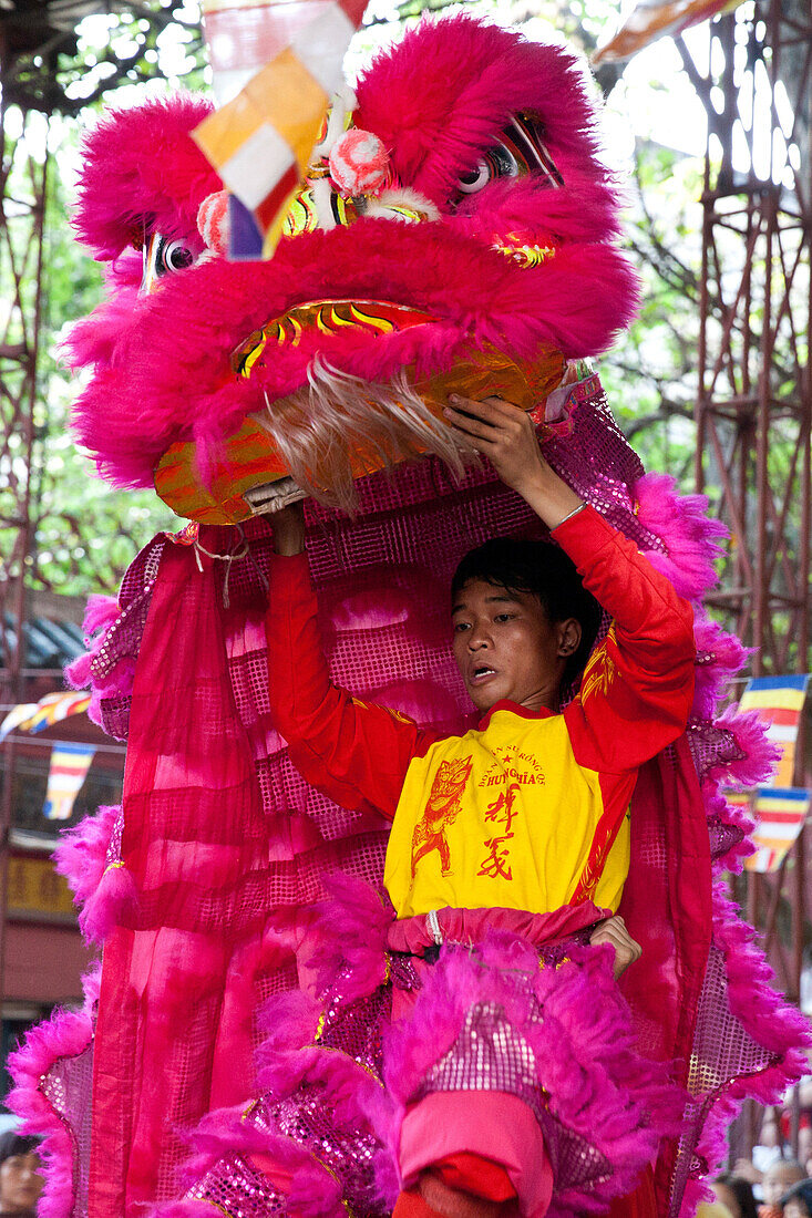 Vietnamesisches Neujahrsfest mit Drachenshow in Saigon, Asien