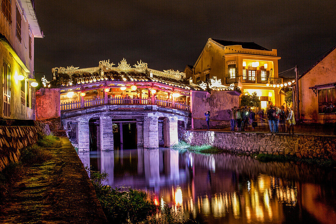 Japanische Brücke in Hoi An bei Nacht, Vietnam, Asien