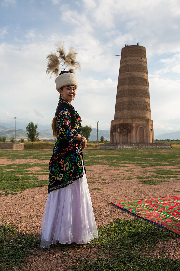 Traditionell gekleidete Kirgisin vor dem Burana Turm in Kirgistan, Asien