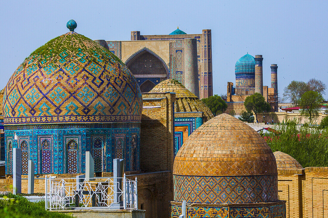 Die Grabstadt Shah-i-Zinda und dahinter das Bibi Khanum-Mausoleum, Samarkand, Usbekistan, Asien