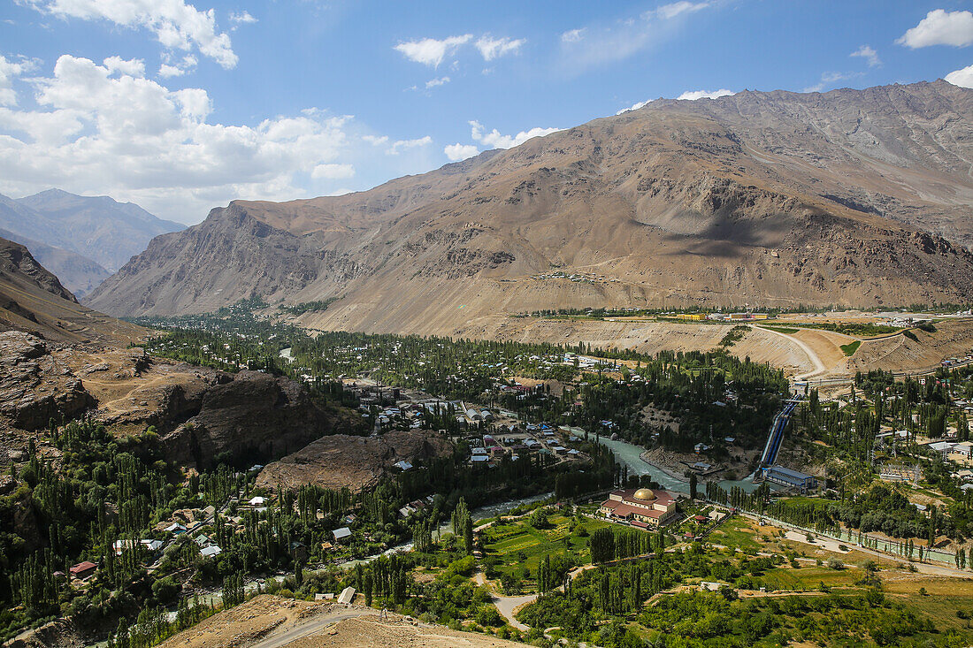 Ausblick vom botanischen Garten auf Khorugh, Tadschikistan, Asien