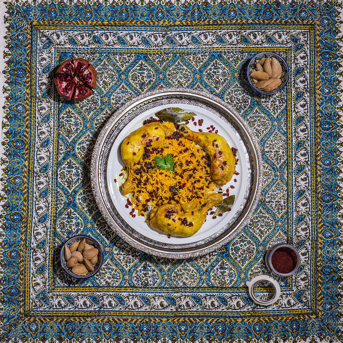 Hähnchenkeulen mit Safranreis und karamelisierten Berberitzen, iranisches Shirin Polo, Iran