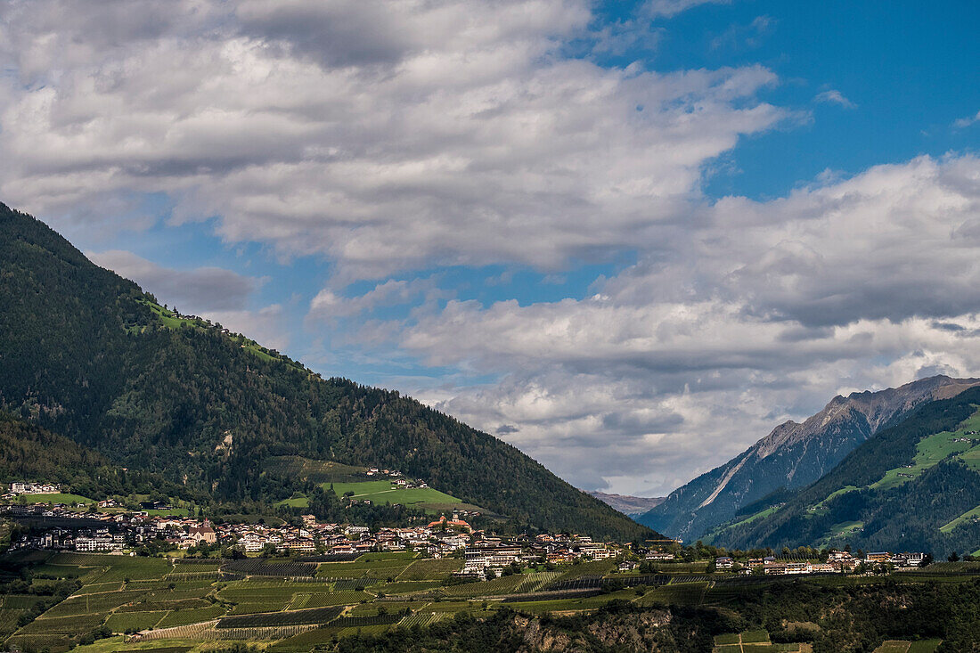 Blick auf Dorf Tirol bei Meran, Südtirol, Italien