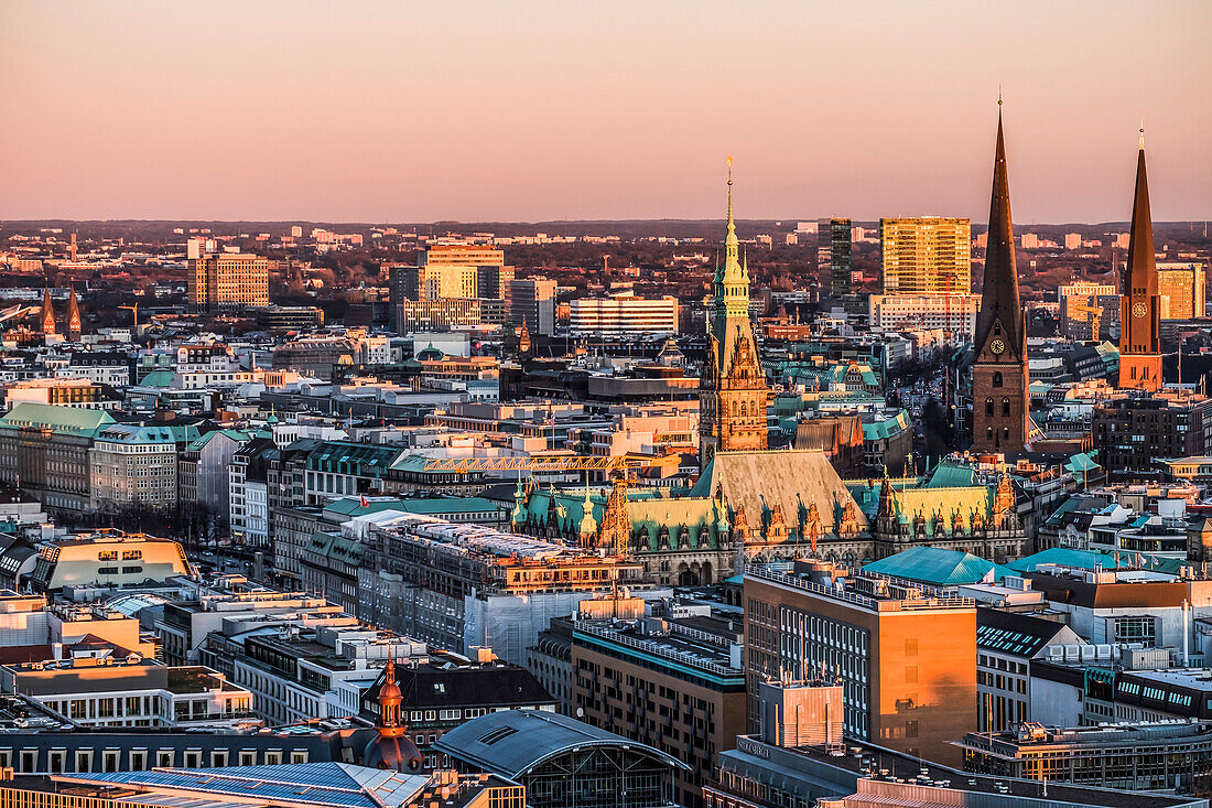 Blick auf die Skyline von Hamburg mit dem Rathaus  in der Abenddämmerung vom Hamburger Michel, Hamburg, Norddeutschland, Deutschland