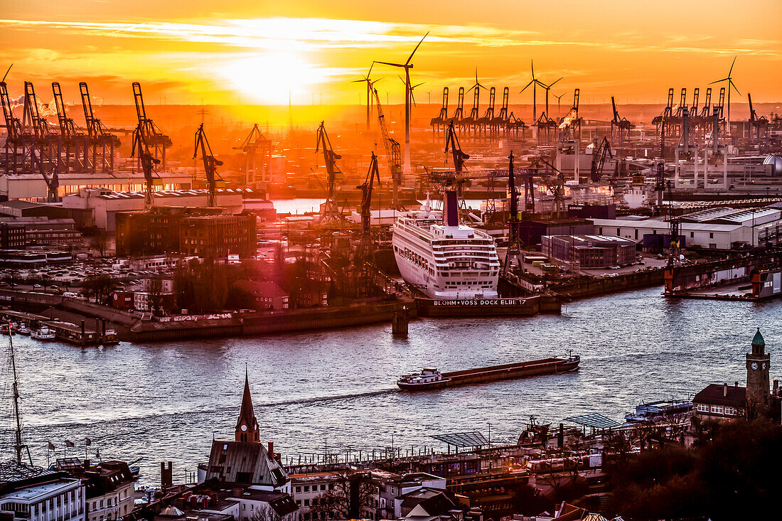 Blick auf die Skyline vom Hamburger Hafen und der Elbe in der Abenddämmerung, Hamburg, Norddeutschland, Deutschland