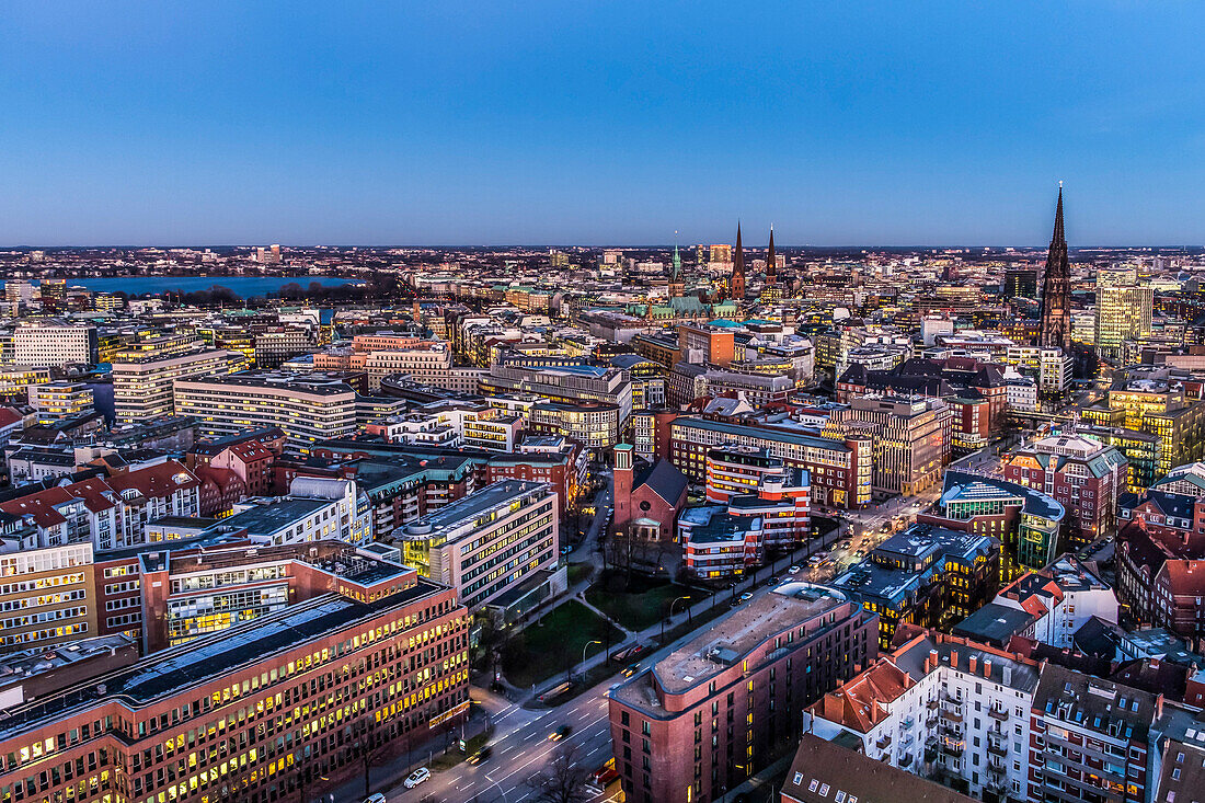 Blick auf die Skyline von Hamburg in der Abenddämmerung mit dem Rathaus und der Aussenalster, Hamburg, Norddeutschland, Deutschland