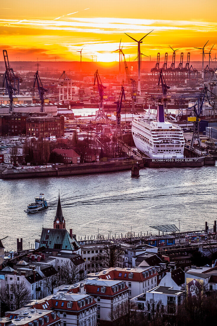 Blick auf die Skyline vom Hamburger Hafen und der Elbe in der Abenddämmerung, Hamburg, Norddeutschland, Deutschland