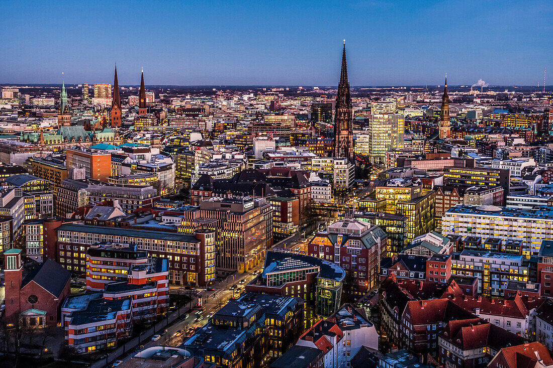 Blick auf die Skyline von Hamburg in der Abenddämmerung mit dem Rathaus, Hamburg, Norddeutschland, Deutschland