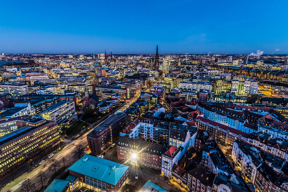 Blick auf die Skyline von Hamburg in der Abenddämmerung mit dem Rathaus und der Aussenalster, Hamburg, Norddeutschland, Deutschland