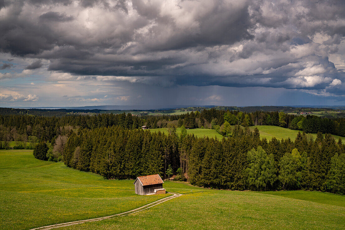 Aufziehendes Gewitter über Frühlingslandschaft mit Staffelsee im Hintergrund, Bad Kohlgrub, Oberbayern, Deutschland