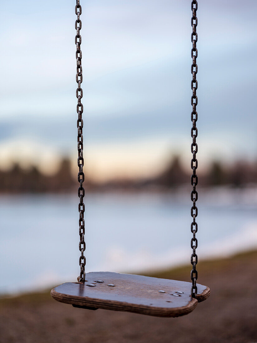 Eine Schaukel am Soier See in der Abenddämmerung, Bad Bayersoien, Oberbayern, Deutschland