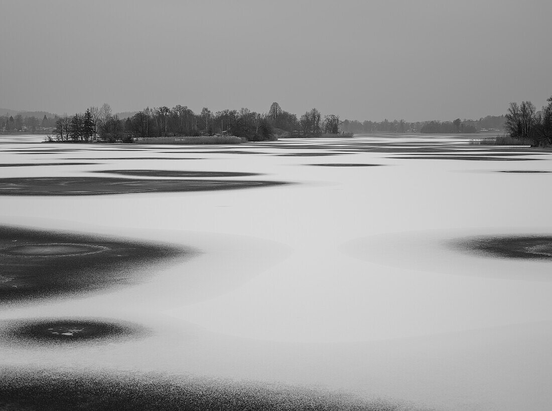 View of the frozen Staffelsee and the island of Buchau in the direction of Uffing, Seehausen, Upper Bavaria, Germany