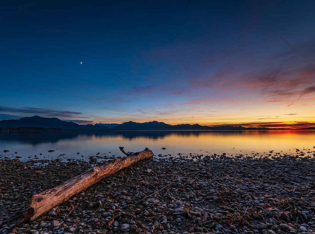 Sunset mood on Lake Chiemsee with views of the Chiemgau Alps and the Kaisergebirge, Chieming, Upper Bavaria, Germany