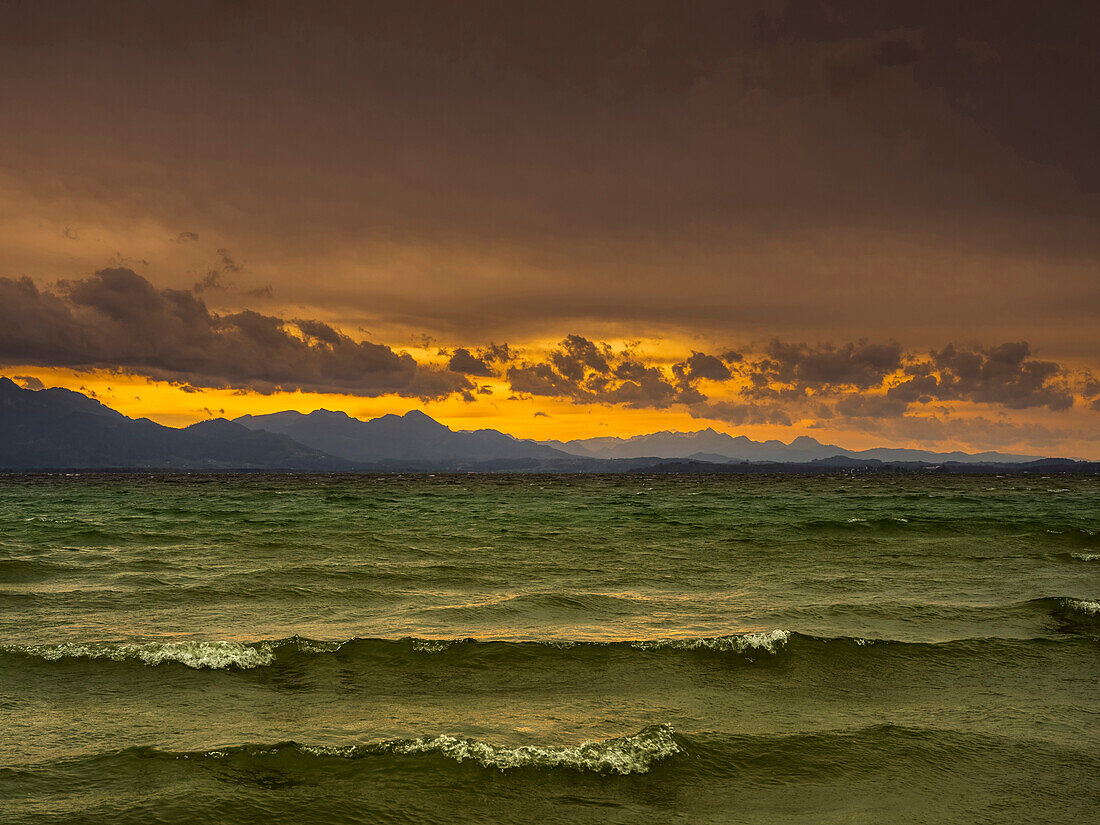 Abendstimmung am aufgewühlten Chiemsee mit Blick auf die Chiemgauer Alpen, Chieming, Oberbayern, Deutschland