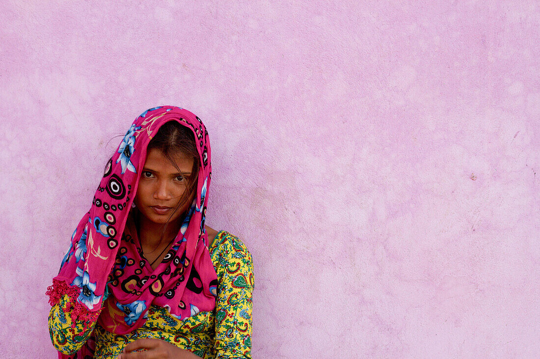 Woman in sari of Phewa Laka, Pokhara, Nepal, Asia