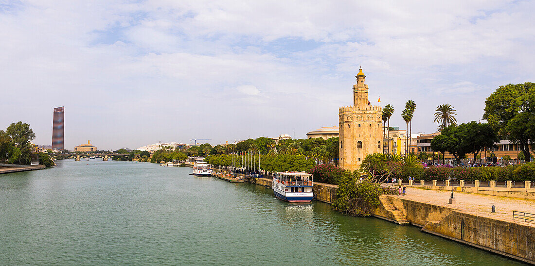 Torre del Oro (Gold Tower) and river Rio Guadalquivir, Seville, Andalusia, Spain, Europe