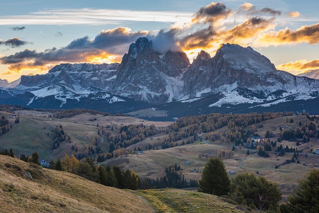 Sassopiatto and Sassolungo at sunrise, Alpe di Siusi, Trentino, Italy, Europe