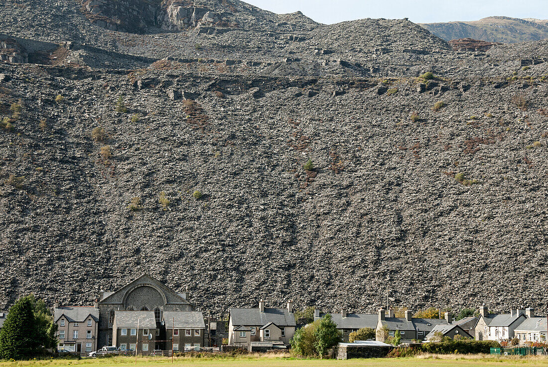 Houses below slate quarry waste heaps, Blaenau Ffestiniog, Gwynedd, North Wales, United Kingdom, Europe