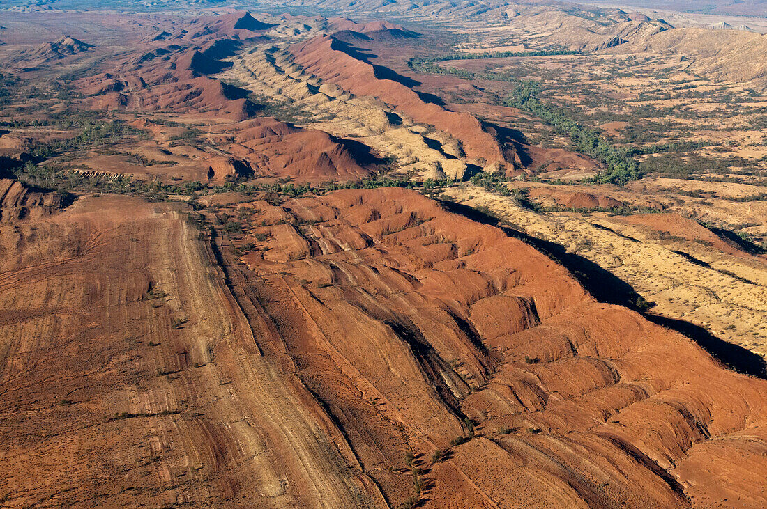 Vom Flugzeug ist die geologische Struktur des Wüstengebirges gut erkennbar, Flinders Ranges, Südaustralien, Australien