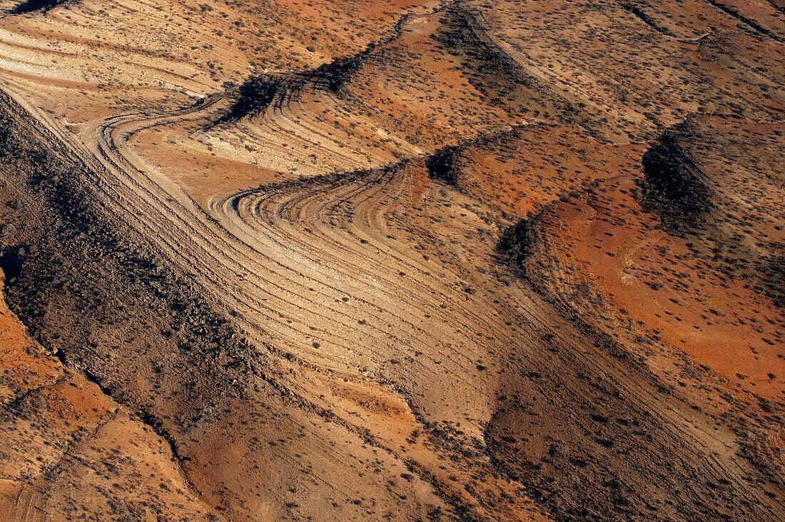 From the air the geological structur of the desert mountains is revealed