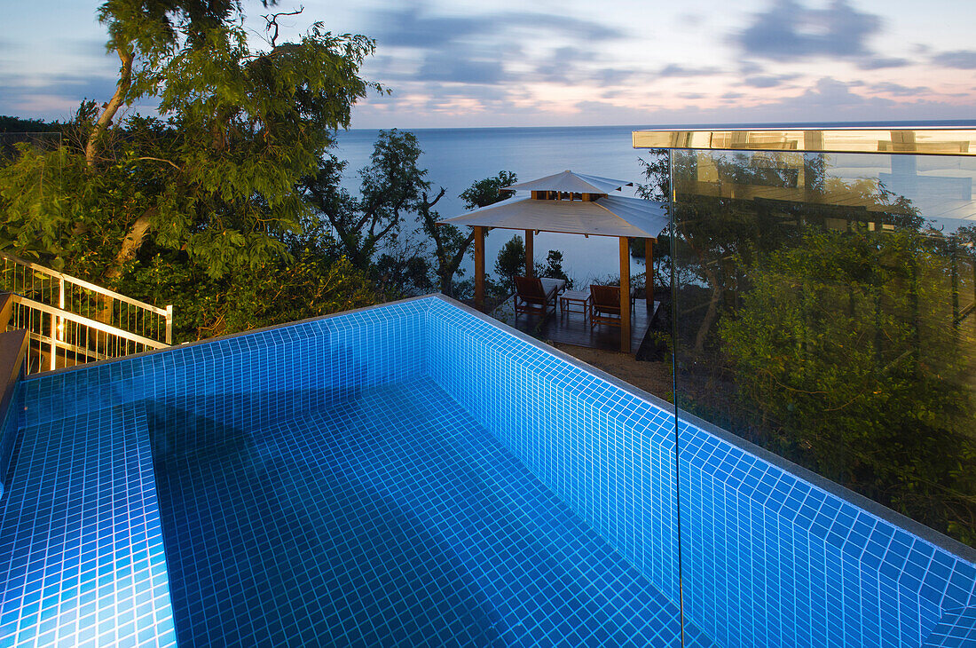 Blick vom Pavillion im Lizard Island Resort über Pool aufs Meer, Lizard Island, Queensland, Australien