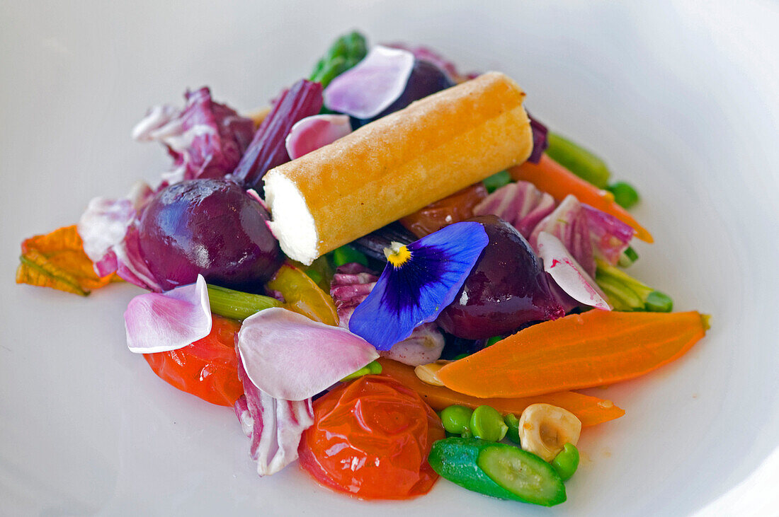 Bunte Salatkreation, serviert in der Southern Ocean Lodge, Kangaroo Island, Südaustralien, Australien