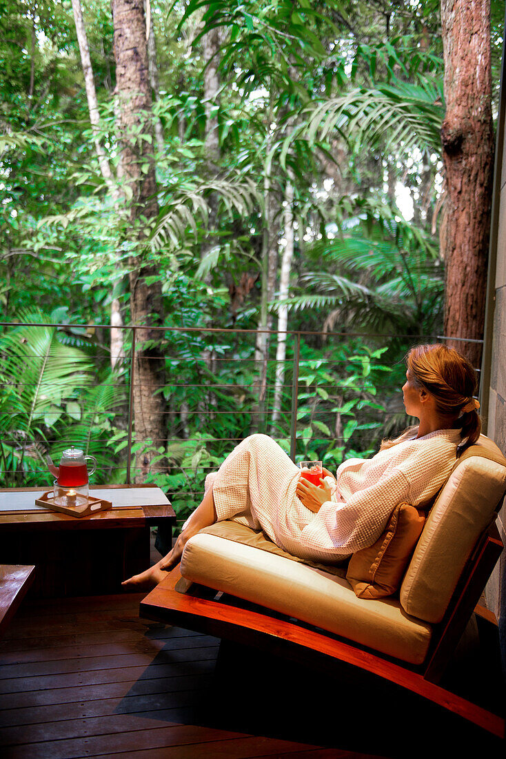 Vom Healing Waters Spa blickt man direkt in den Regenwald, Silky Oaks Lodge, Queensland, Australien