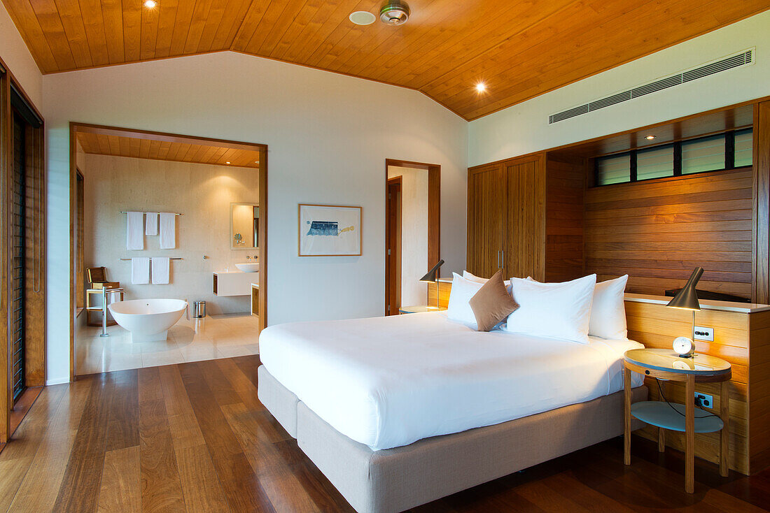 Schlafzimmer und Bad der Windward Pavillions im Qualia Resort, Hamilton Island, Queensland, Australien