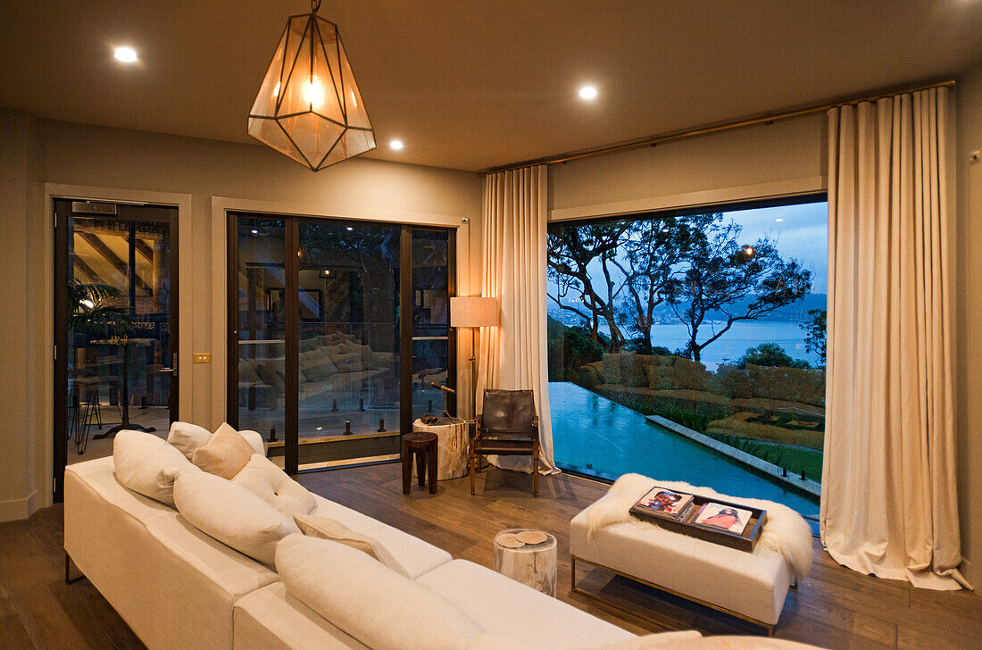 Von der Lounge des Pretty Beach House blickt man auf den Pool, Central Coast, New South Wales, Australien